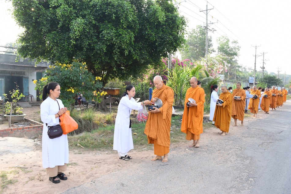 Trì bình khất thực Trì bình khất thực