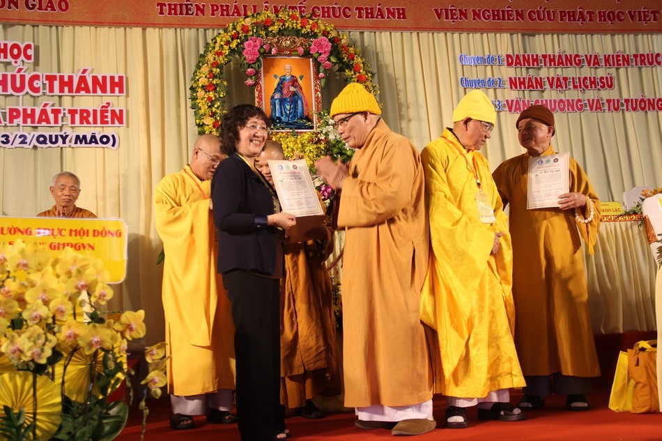 Ban Tổ chức trao giấy chứng nhận đến Hội đồng Chủ toạ Ban Tổ chức trao giấy chứng nhận đến Hội đồng Chủ toạ