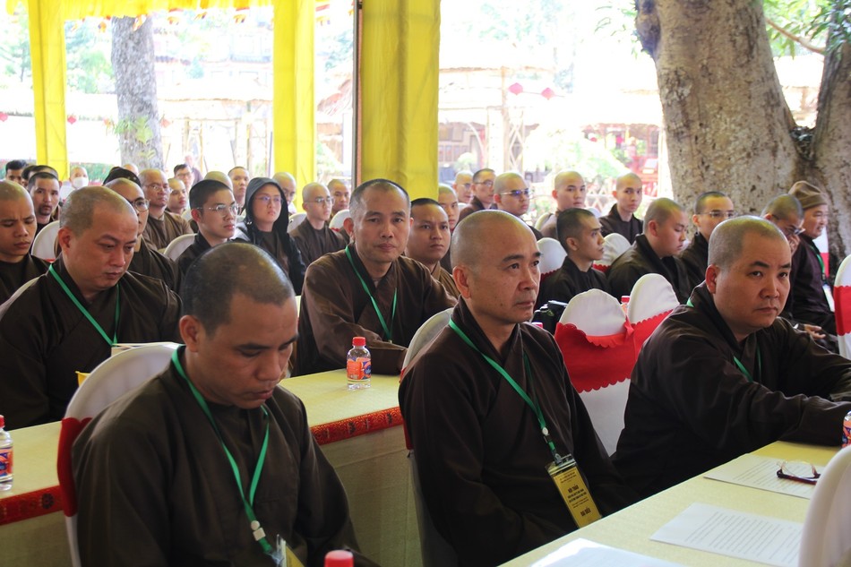 Chư Tăng lắng nghe hành trạng chư Tổ tại hội thảo Chư Tăng lắng nghe hành trạng chư Tổ tại hội thảo