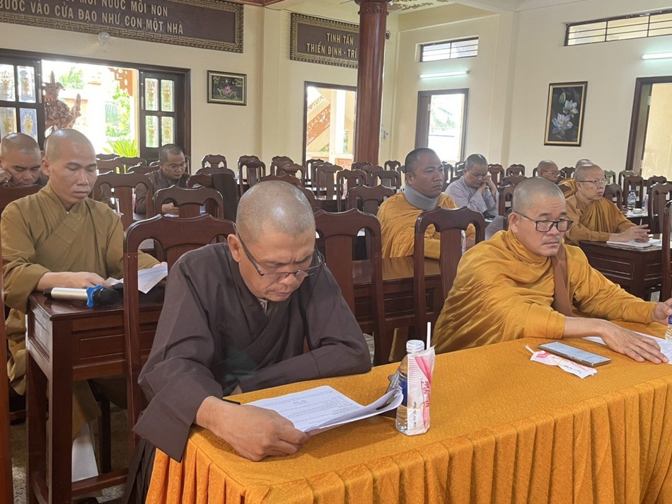 Chư Tăng Ni tham dự phiên họp