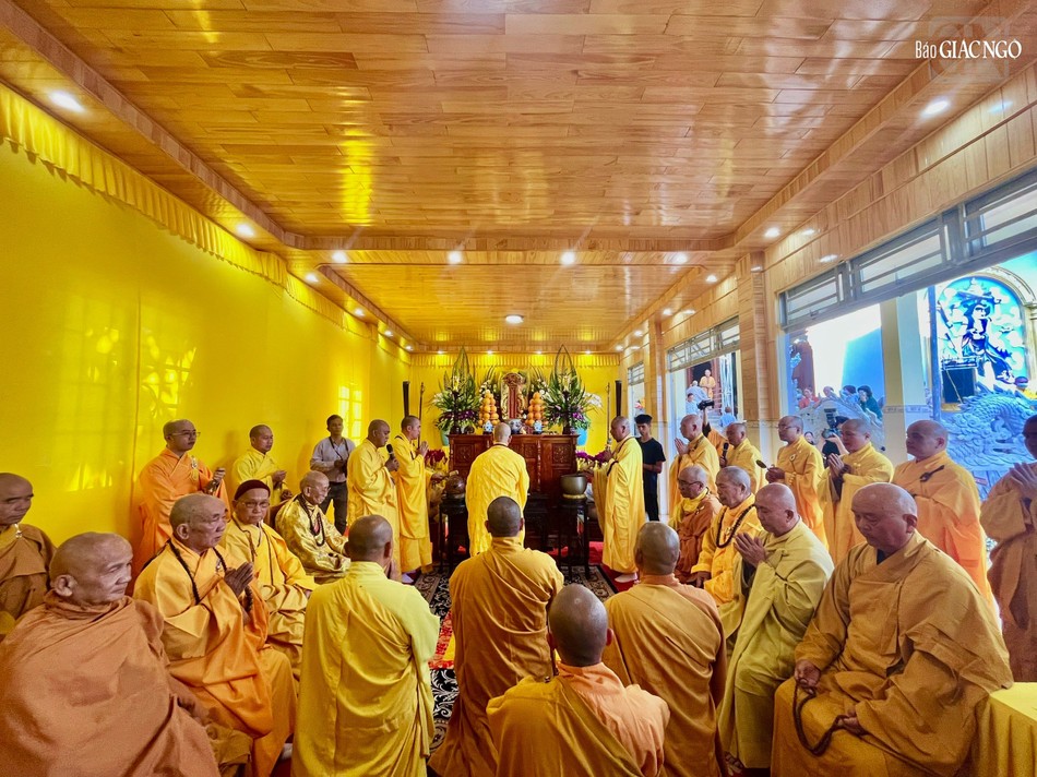 Ban Nghi lễ cử hành lễ khai kinh bạch Phật, thỉnh Giác linh và thọ tang