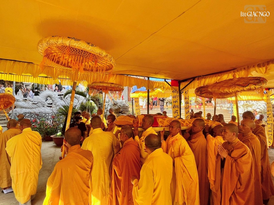 Cung thỉnh nhục thân Hòa thượng rời hậu liêu