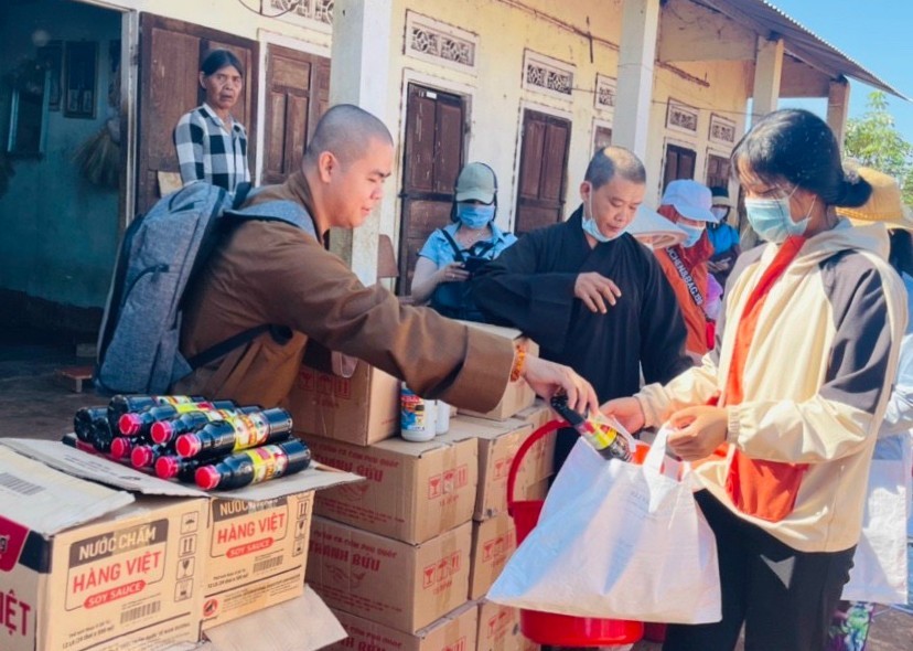 Chư Tăng trong đoàn tận tay phát quà đến người dân Chư Tăng trong đoàn tận tay phát quà đến người dân