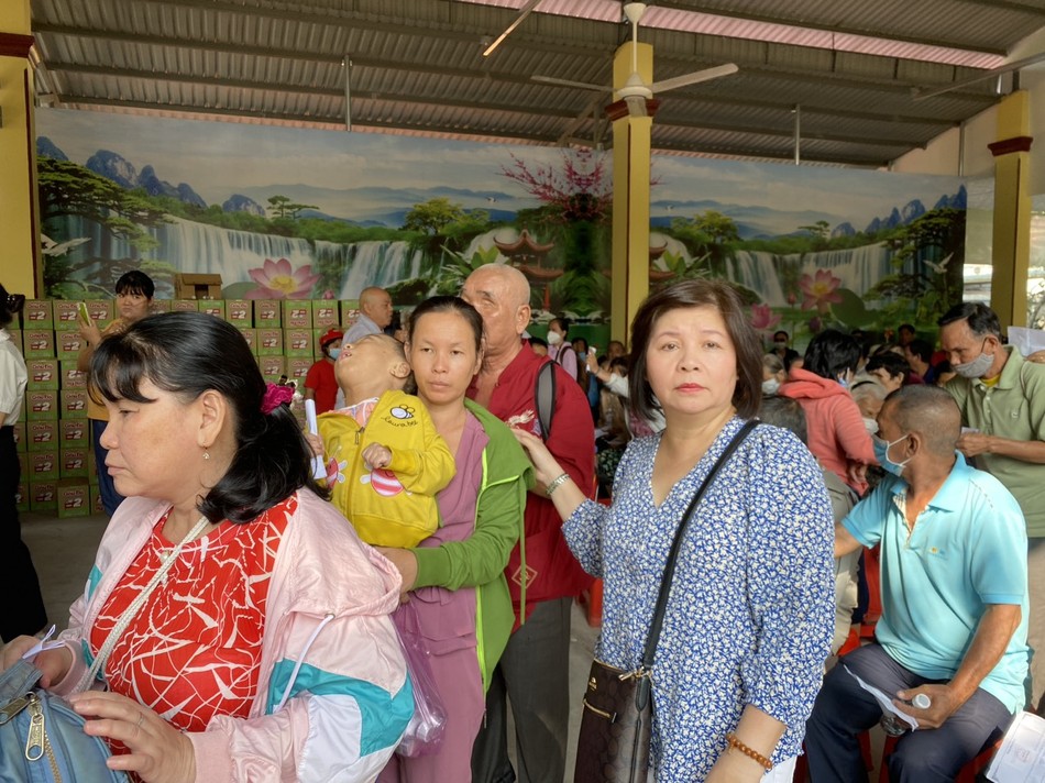 Đại diện Phật tử kiều bào Hoa Kỳ chia sẻ với người khó khăn Đại diện Phật tử kiều bào Hoa Kỳ chia sẻ với người khó khăn