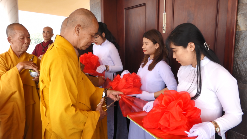 Cắt băng khánh thành Cắt băng khánh thành