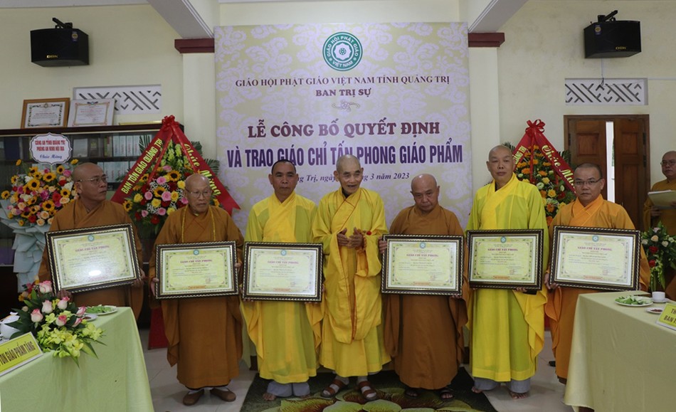 Hòa thượng Thích Chánh Huyền trao giáo chỉ tấn phong Thượng tọa Hòa thượng Thích Chánh Huyền trao giáo chỉ tấn phong Thượng tọa