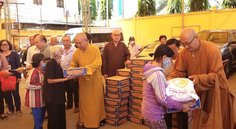 Trao quà đến các hoàn cảnh khó khăn Trao quà đến các hoàn cảnh khó khăn