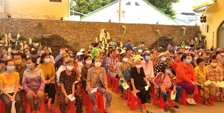 Người dân đến nhận quà tại chùa Long Hoa Người dân đến nhận quà tại chùa Long Hoa