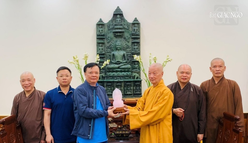 Đức Pháp chủ GHPGVN tặng món quà tâm linh đến Bí thư Thành ủy TP.Hà Nội Đức Pháp chủ GHPGVN tặng món quà tâm linh đến Bí thư Thành ủy TP.Hà Nội