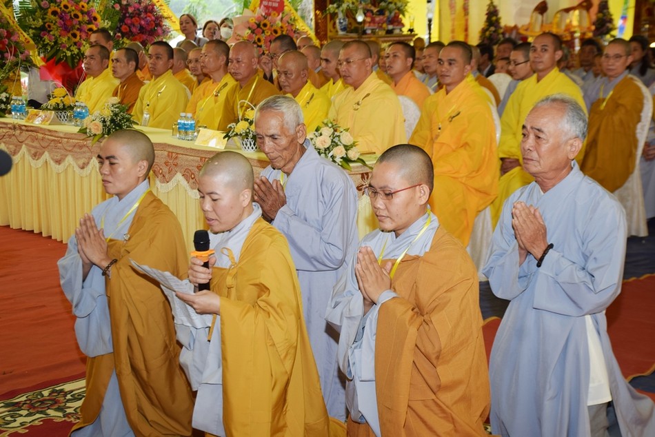 Sư cô Thích nữ Huệ Phát dâng lời phát nguyện Sư cô Thích nữ Huệ Phát dâng lời phát nguyện