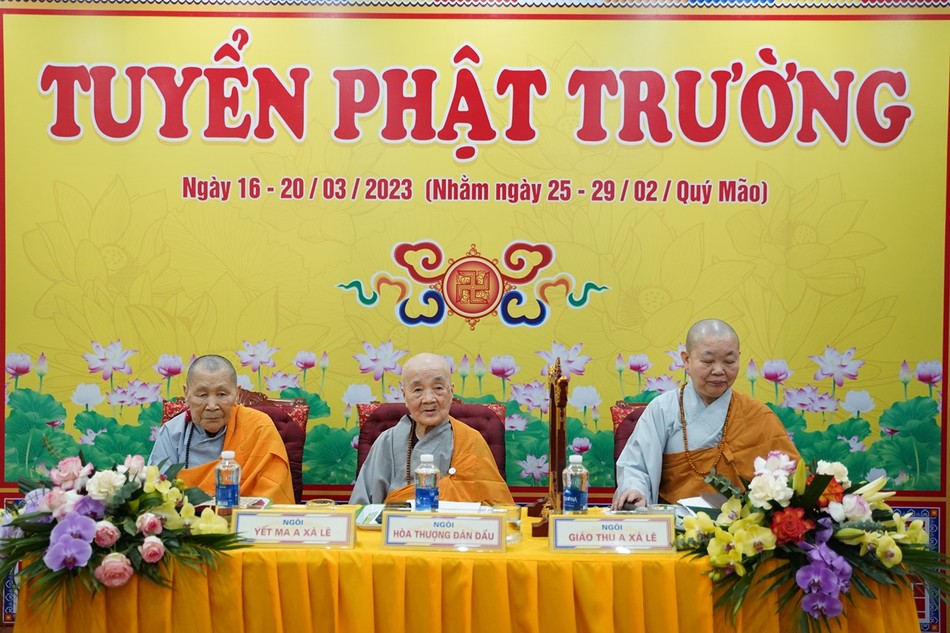 Tam sư truyền giới Sa-di-ni và Thức-xoa-ma-na