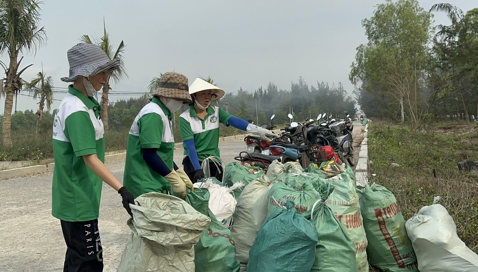 Rác được đóng vào bao để vận chuyển đến nơi tập kết Rác được đóng vào bao để vận chuyển đến nơi tập kết