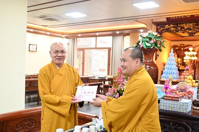 Đại đức Thích Phước Điền, Phó Hiệu trưởng Thường trực Trường Trung cấp Phật học tỉnh Thừa Thiên Huế nhận tịnh tài cúng dường từ Hòa thượng Thích Quảng Tùng Đại đức Thích Phước Điền, Phó Hiệu trưởng Thường trực Trường Trung cấp Phật học tỉnh Thừa Thiên Huế nhận tịnh tài cúng dường từ Hòa thượng Thích Quảng Tùng