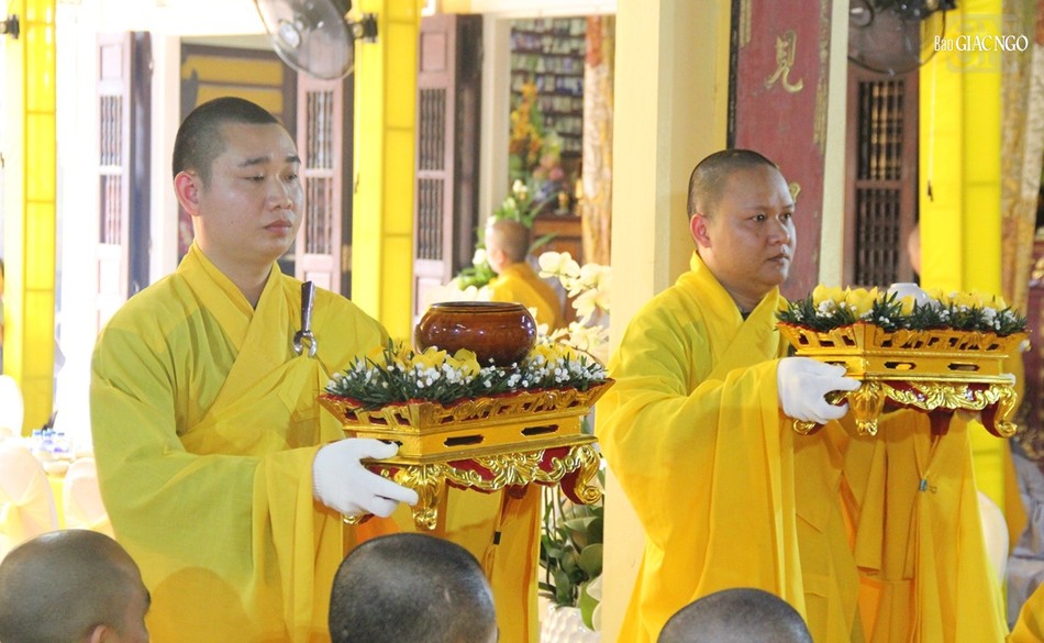 Dâng phạn thực cúng dường Dâng phạn thực cúng dường