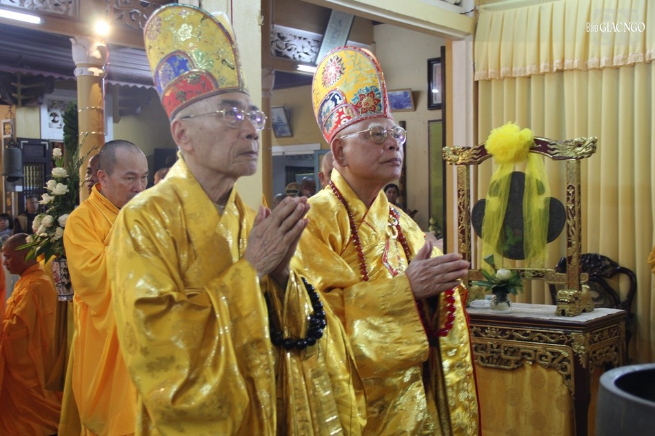 Nhị vị Trưởng lão Hòa thượng chấp lệnh Nhị vị Trưởng lão Hòa thượng chấp lệnh