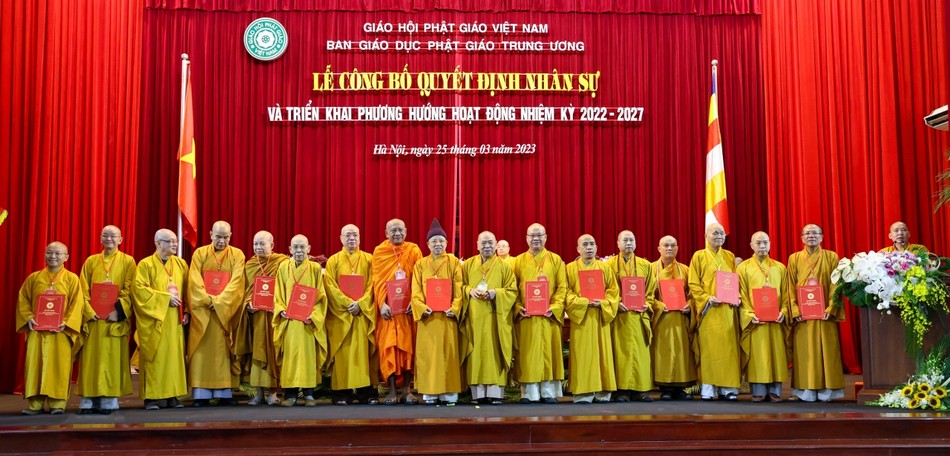 Hòa thượng Thích Thiện Pháp trao quyết định chuẩn y nhân sự đến các thành viên Ban Giáo dục Phật giáo T.Ư