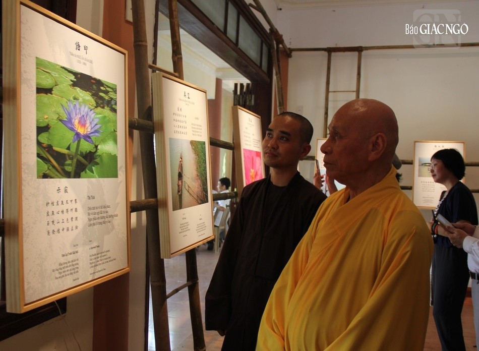 Trưởng lão Hòa thượng Thích Giác Quang tham dự thưởng lãm