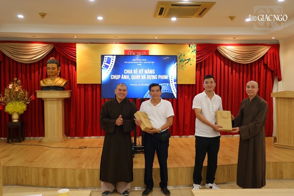 Đại diện câu lạc bộ tặng quà đến anh Bảo Toàn, Tuấn Anh Đại diện câu lạc bộ tặng quà đến anh Bảo Toàn, Tuấn Anh