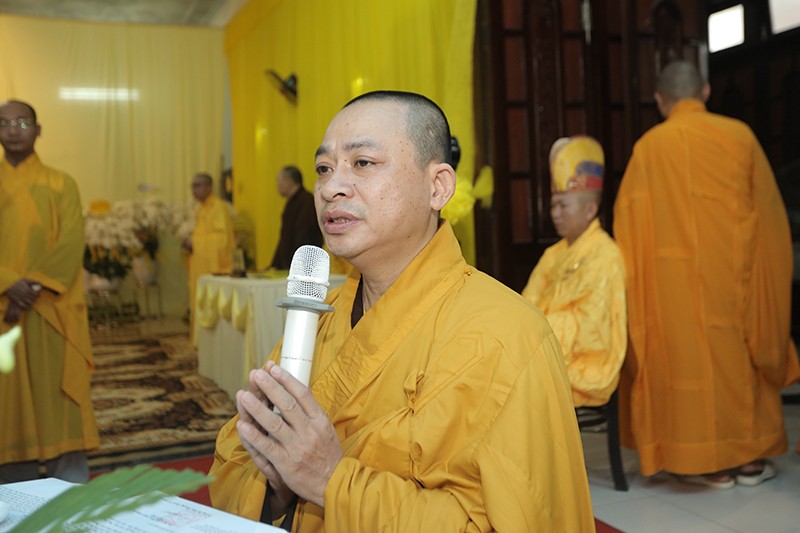 Thượng tọa Thích Quảng Tiến tuyên đọc quyết định của Ban Thường trực Hội đồng Chứng minh GHPGVN về việc tấn phong hàng giáo phẩm Thượng tọa