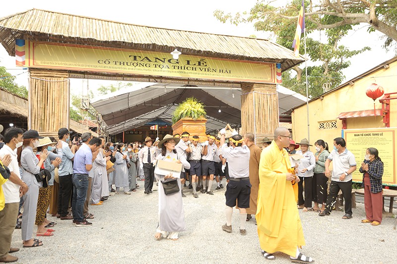 Phụng tống kim quan rời chùa Linh Bửu