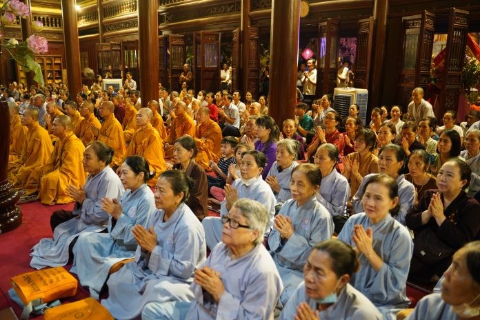 Chư Tăng Ni cùng đông đảo Phật tử tham dự buổi lễ