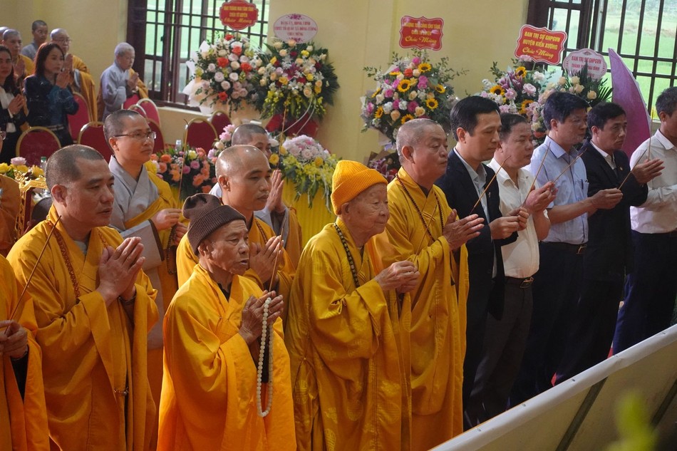 Chư tôn đức Tăng Ni cùng các đại biểu dâng hương tưởng niệm