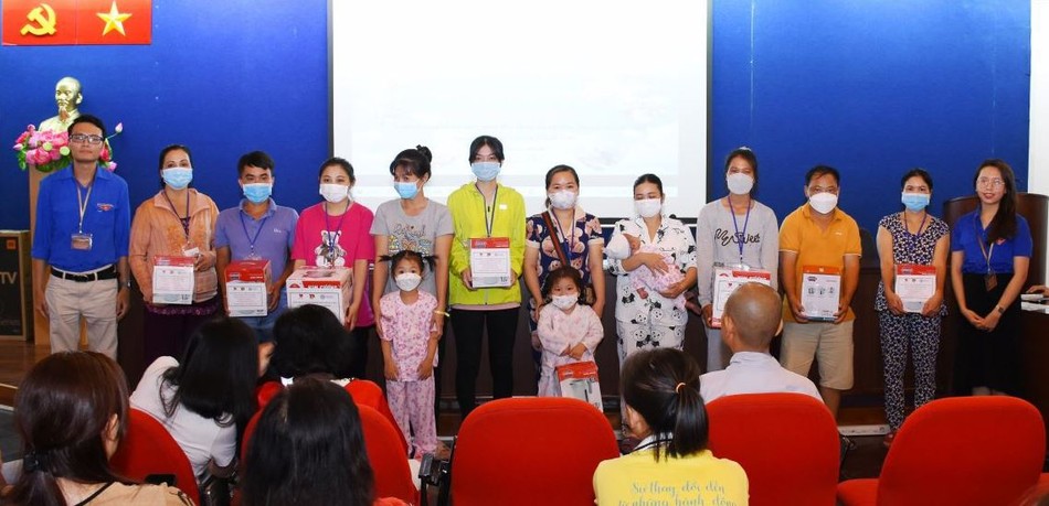 Trao quà đến các bệnh nhân có hoàn cảnh đặc biệt khó khăn Trao quà đến các bệnh nhân có hoàn cảnh đặc biệt khó khăn