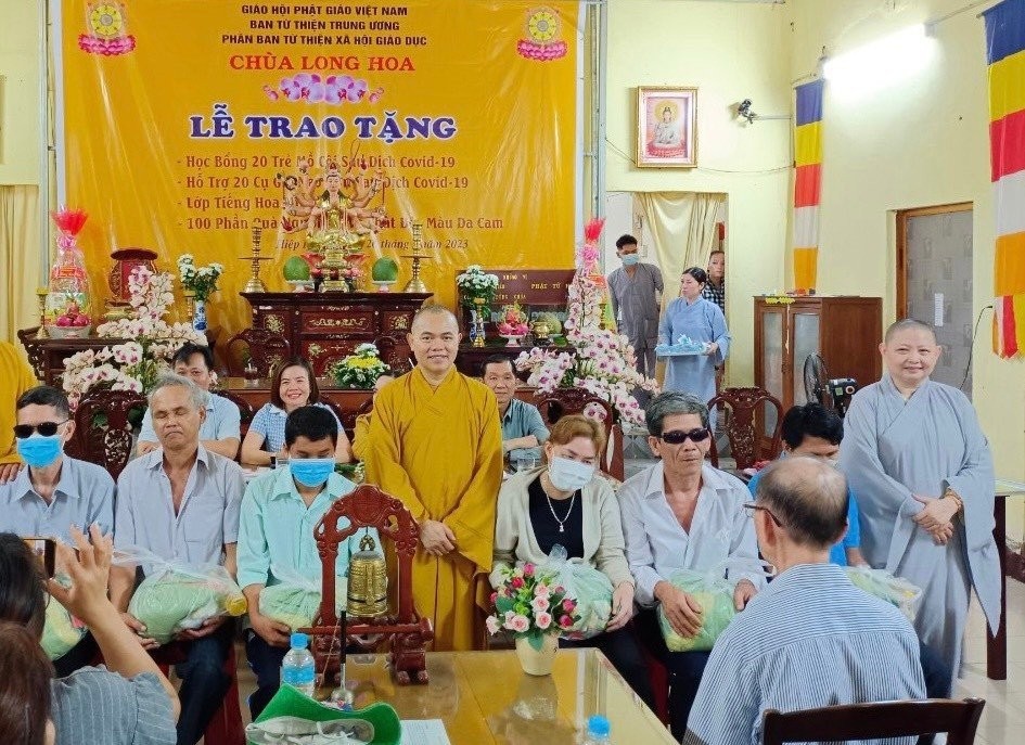 Trao quà đến người khiếm thị Trao quà đến người khiếm thị