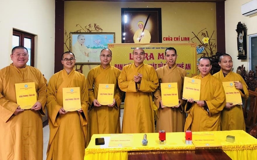 Đại đức Thích Tuệ Minh trao quyết định đến các phân ban trực thuộc Ban Hướng dẫn Phật tử tỉnh Đại đức Thích Tuệ Minh trao quyết định đến các phân ban trực thuộc Ban Hướng dẫn Phật tử tỉnh