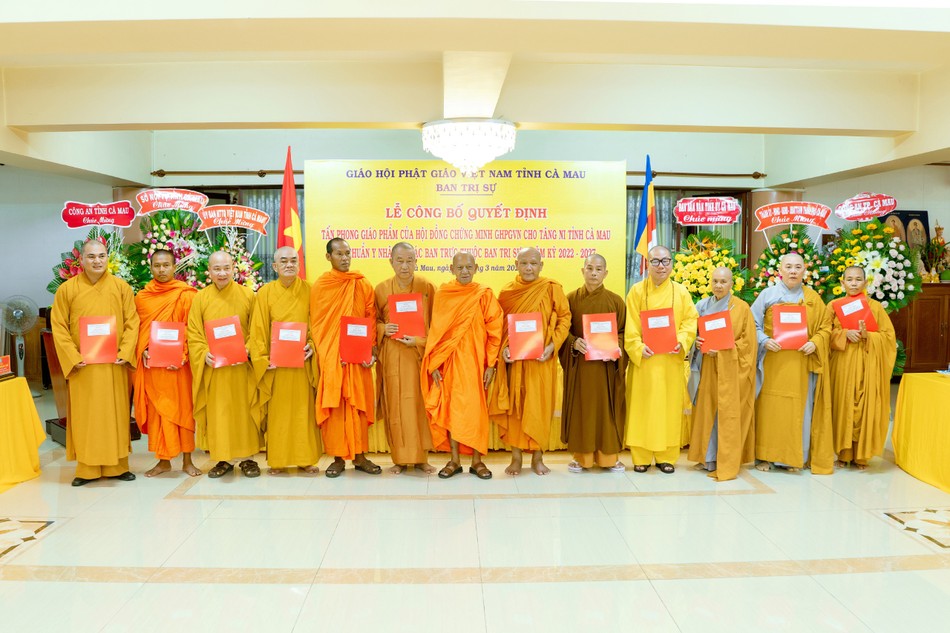 Hòa thượng Đào Như trao quyết định chuẩn y nhân sự đến Ban Tăng sự GHPGVN tỉnh Cà Mau do Hòa thượng Thạch Hà làm Trưởng ban