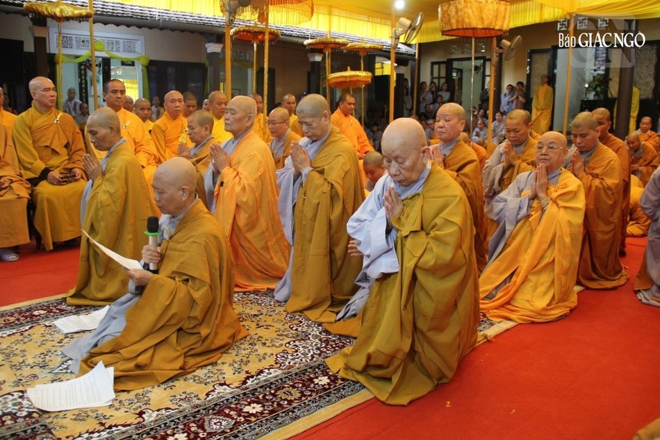 Ni trưởng Thích nữ Như Minh thay mặt môn đồ pháp quyến dâng lời cảm tạ