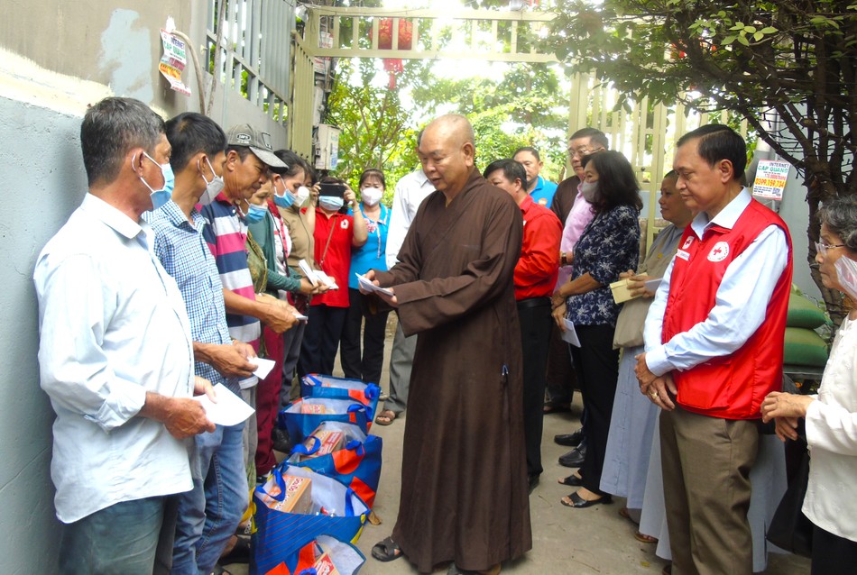 Thượng tọa Thích Huệ Công, Trưởng ban Trị sự GHPGVN Q.8 đại diện đoàn trao quà đến các gia đình bị hỏa hoạn