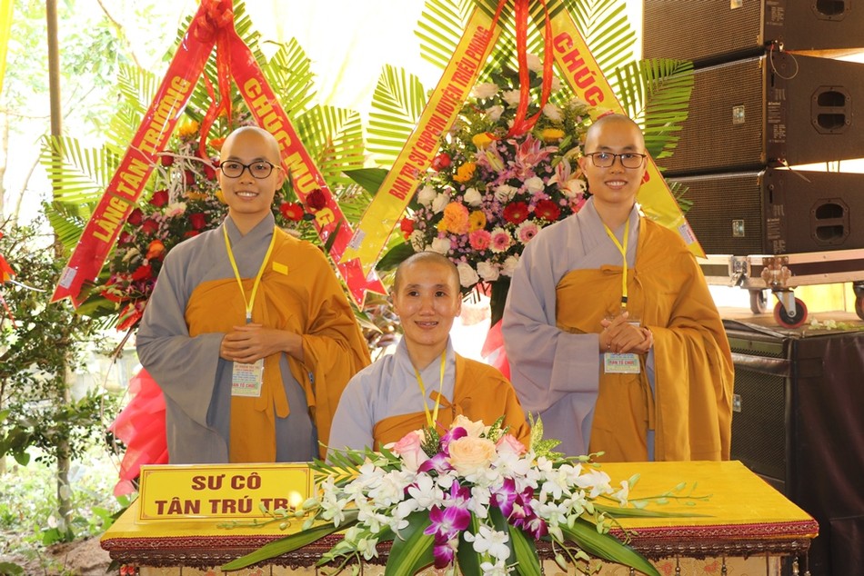 Sư cô Thích nữ Huệ Tín, tân trụ trì chùa Tịnh Đức Sư cô Thích nữ Huệ Tín, tân trụ trì chùa Tịnh Đức