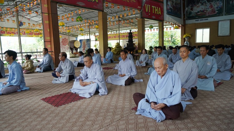 Đại chúng tọa thiền