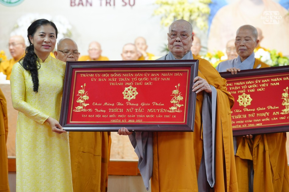 Ni trưởng Thích nữ Tắc Nguyên nhận khánh vàng chúc mừng