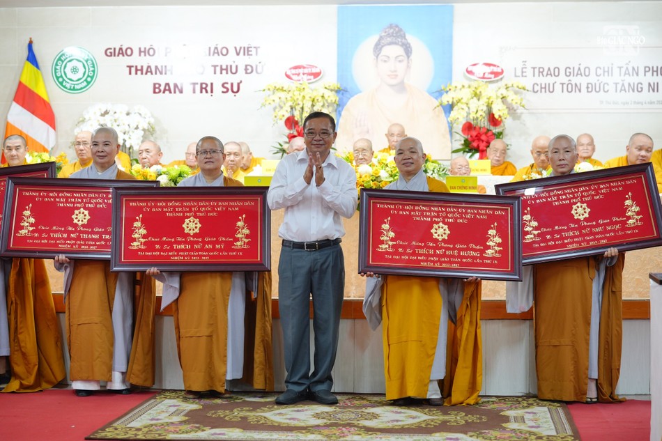 Chúc mừng chư Ni được tấn phong giáo phẩm Ni sư