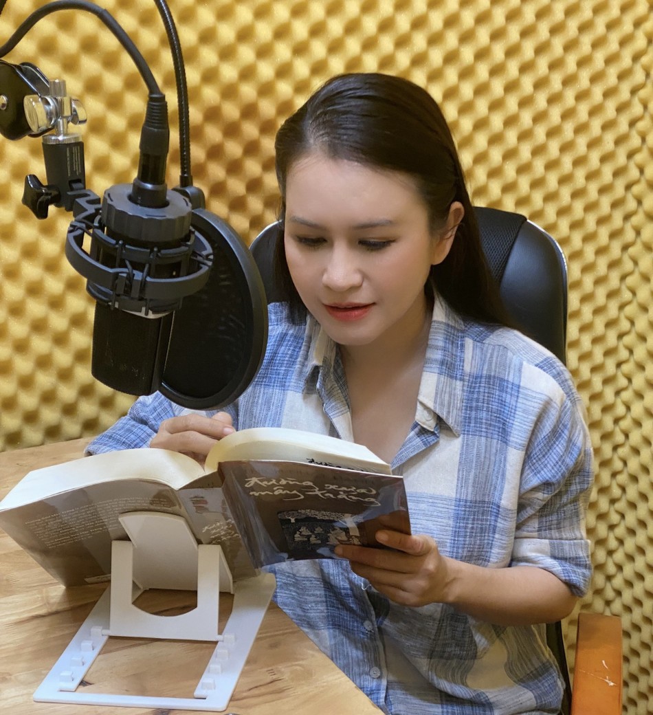 Quỳnh Lê tại phòng thu âm của Thư viện sách nói Hướng Dương dành cho người mù Quỳnh Lê tại phòng thu âm của Thư viện sách nói Hướng Dương dành cho người mù