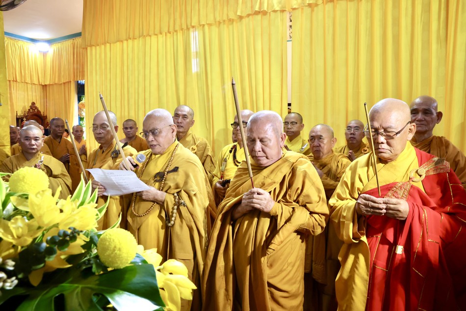 Chư tôn đức niêm hương bạch Phật