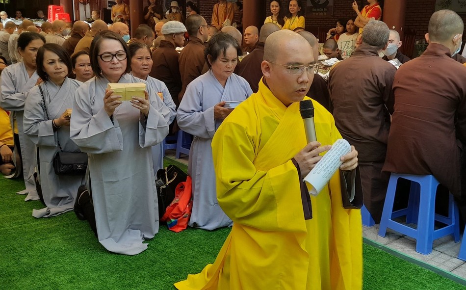 Đại đức Thích Chúc Thạnh, Phó ban Trị sự Phật giáo TX.La Gi thay mặt đoàn tác bạch cúng dường Đại đức Thích Chúc Thạnh, Phó ban Trị sự Phật giáo TX.La Gi thay mặt đoàn tác bạch cúng dường