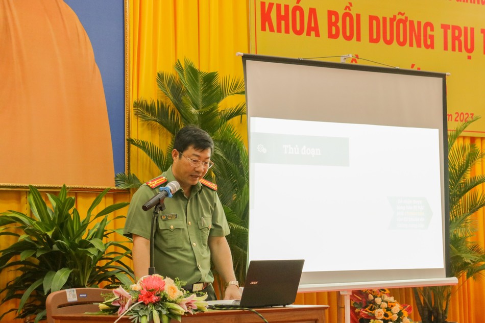 Thượng tá Hồ Hoàng Trọng chia sẻ với Tăng Ni trụ trì các tự viện về vấn đề an ninh mạng Thượng tá Hồ Hoàng Trọng chia sẻ với Tăng Ni trụ trì các tự viện về vấn đề an ninh mạng