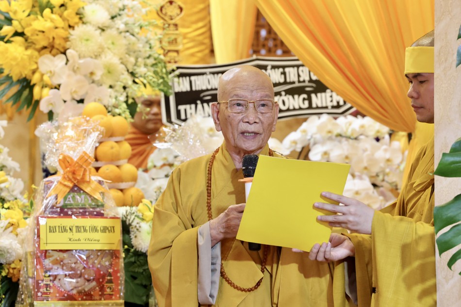 Trưởng lão Hòa thượng Thích Huệ Minh đọc lời tưởng niệm