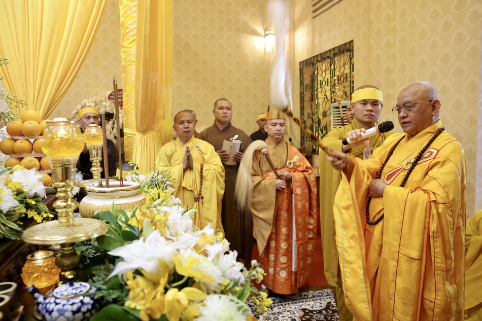 Cử hành nghi thức phất trần