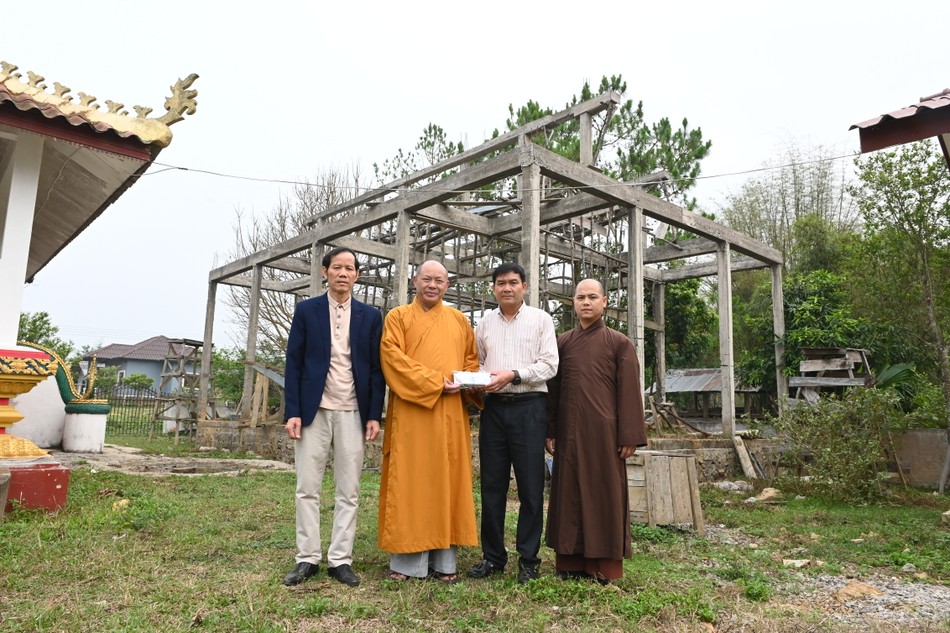 Hỗ trợ kinh xây dựng và hoàn thiện chùa Bản Ông Hỗ trợ kinh xây dựng và hoàn thiện chùa Bản Ông