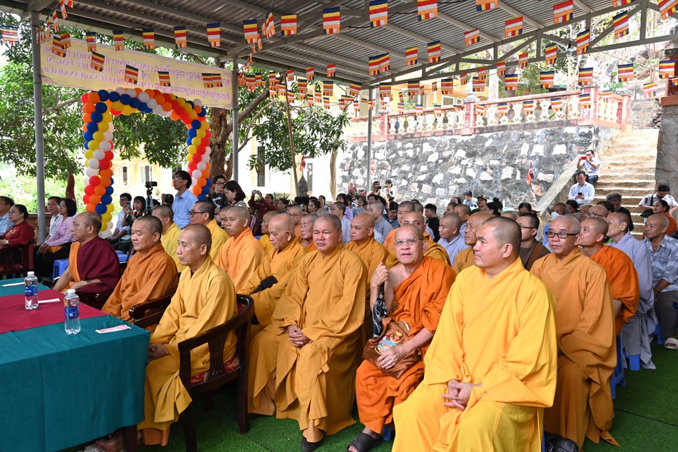 Chư Tăng Ni tham dự buổi lễ Chư Tăng Ni tham dự buổi lễ