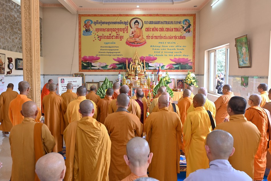 Chư tôn đức niêm hương cầu nguyện Chư tôn đức niêm hương cầu nguyện