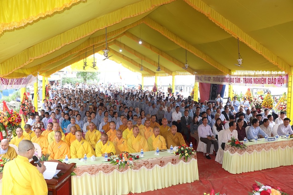 Chư Tăng Ni, đại biểu chính quyền và Phật tử tham dự buổi lễ Chư Tăng Ni, đại biểu chính quyền và Phật tử tham dự buổi lễ