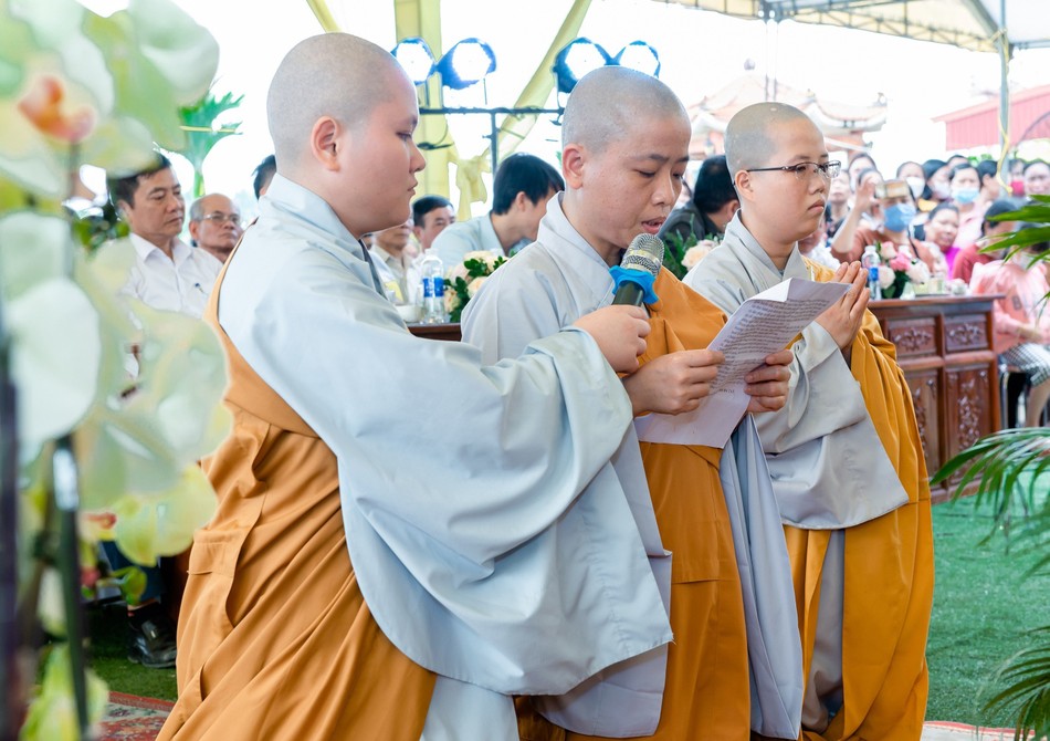 Sư cô Thích nữ Huệ Hải, tân trụ trì chùa Trắng dâng lời phát nguyện Sư cô Thích nữ Huệ Hải, tân trụ trì chùa Trắng dâng lời phát nguyện