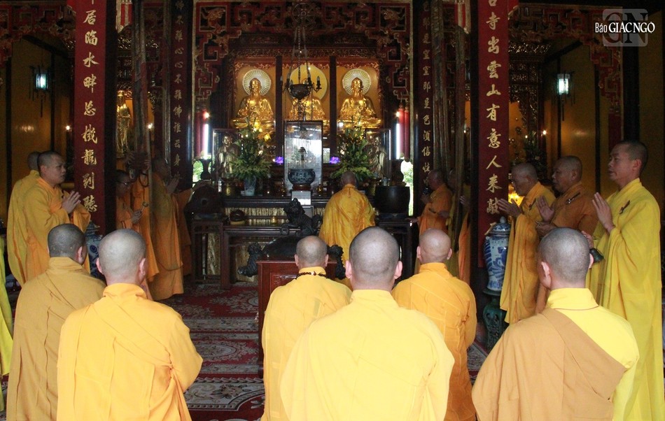 Cử hành lễ cúng ngọ tại chánh điện tổ đình Báo Quốc Cử hành lễ cúng ngọ tại chánh điện tổ đình Báo Quốc