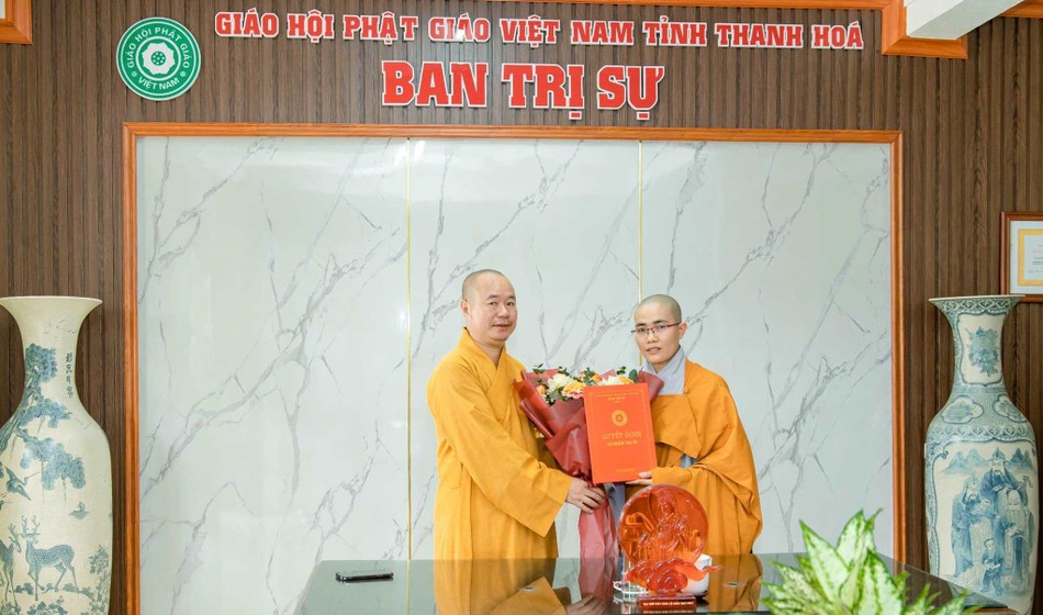 Sư cô Thích nữ Tịnh Nhân nhận quyết định bổ nhiệm trụ trì chùa Già Sư cô Thích nữ Tịnh Nhân nhận quyết định bổ nhiệm trụ trì chùa Già