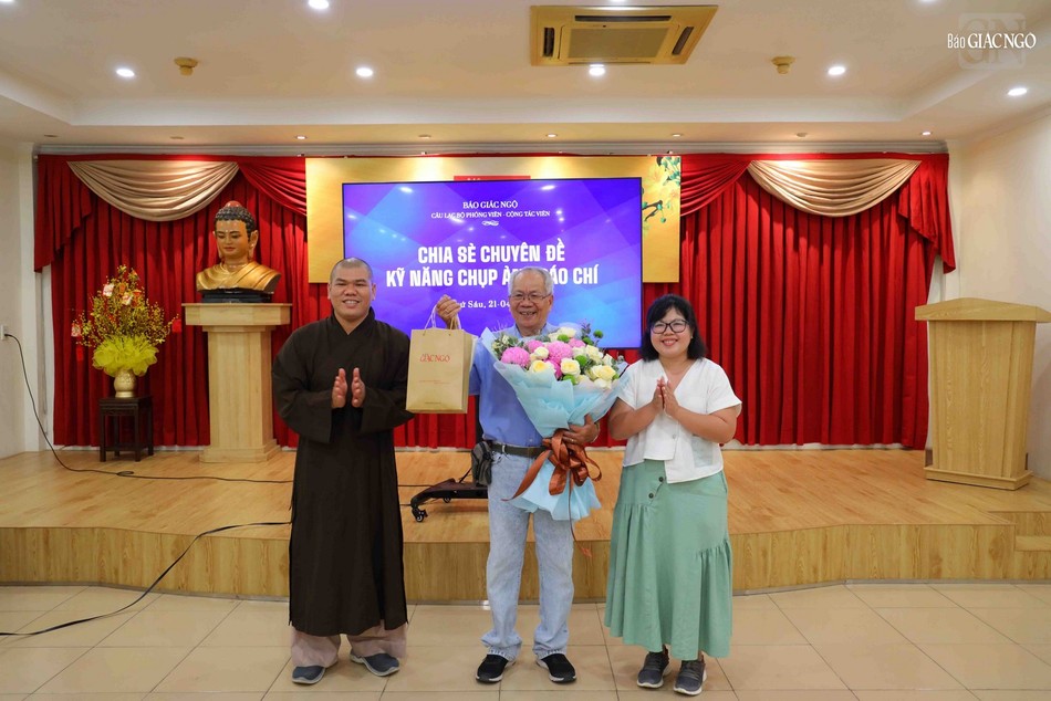 Đại diện Câu lạc bộ Phóng viên - Cộng tác viên Báo Giác Ngộ tặng hoa cảm ơn đến Nhà báo Nguyễn Công Thành Đại diện Câu lạc bộ Phóng viên - Cộng tác viên Báo Giác Ngộ tặng hoa cảm ơn đến Nhà báo Nguyễn Công Thành